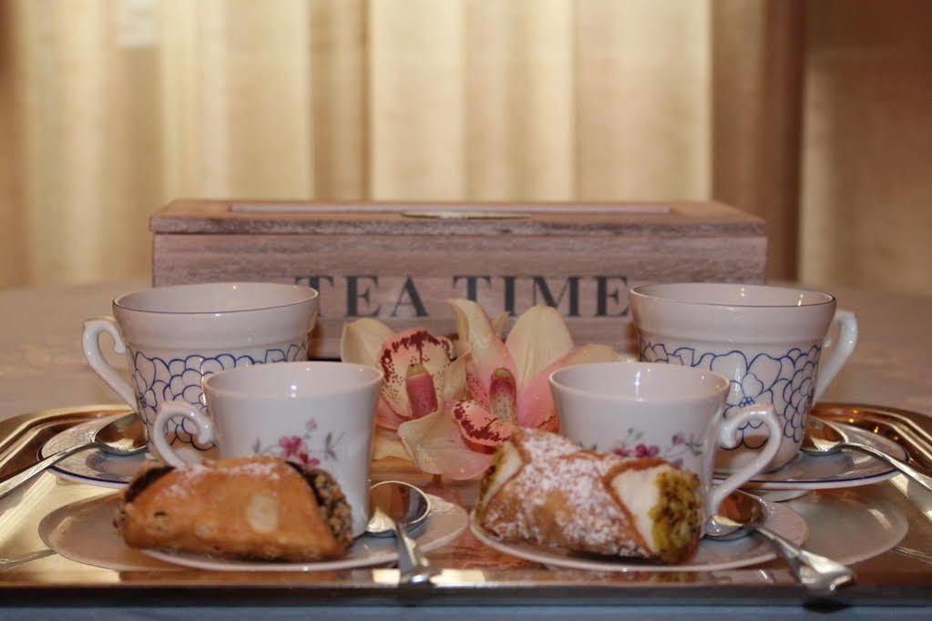 A Casa Di Laura Bed & Breakfast Catania Bagian luar foto
