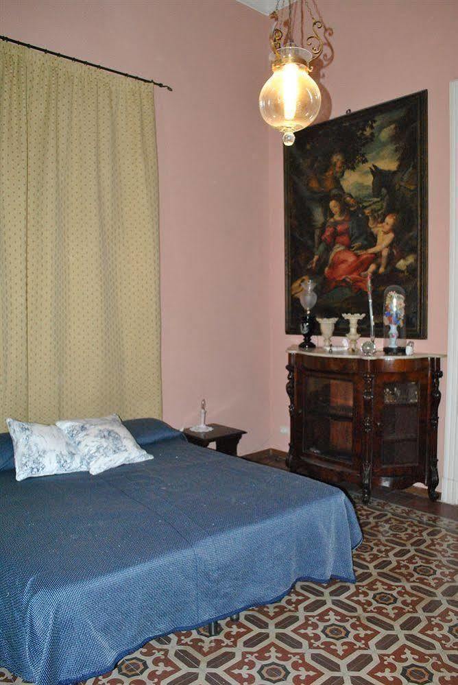 A Casa Di Laura Bed & Breakfast Catania Bagian luar foto