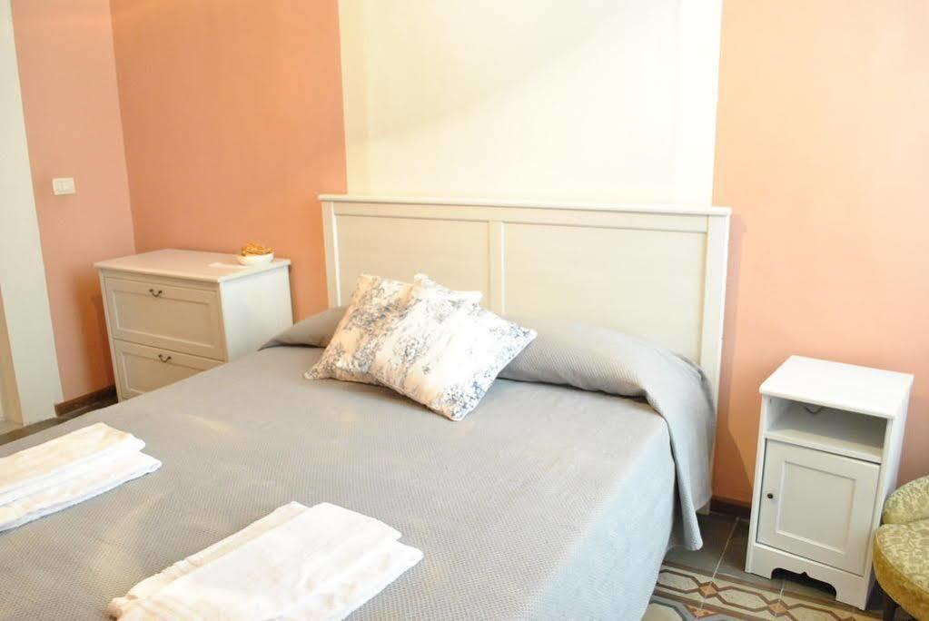 A Casa Di Laura Bed & Breakfast Catania Bagian luar foto