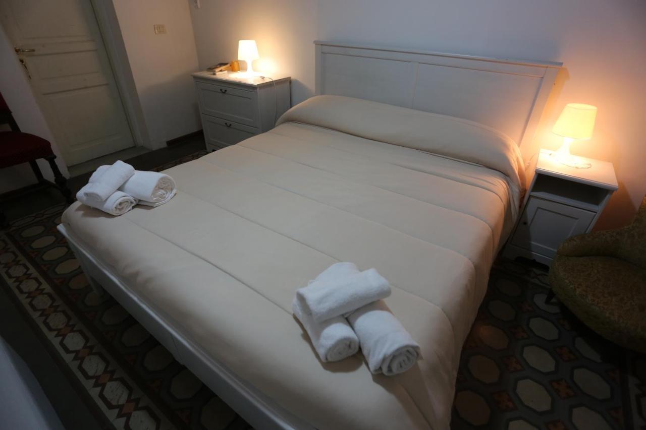 A Casa Di Laura Bed & Breakfast Catania Bagian luar foto