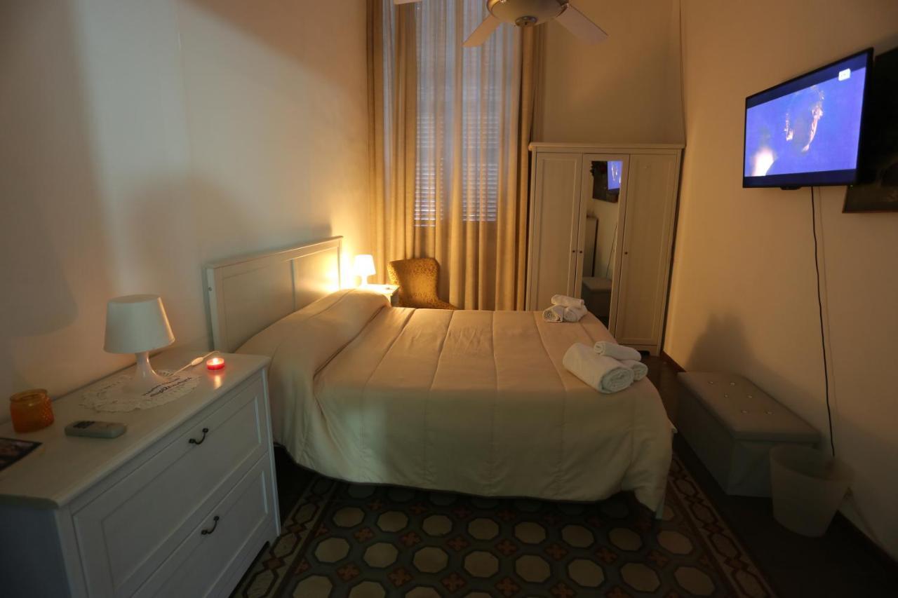 A Casa Di Laura Bed & Breakfast Catania Bagian luar foto